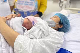 Giáo viên sinh con thứ hai, sinh đôi được nghỉ thai sản 8 tháng