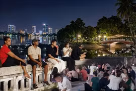 Công viên Thống Nhất “nóng” trước giờ bắn pháo hoa