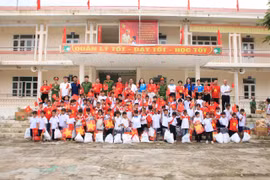 Trao cờ Tổ quốc, nâng bước học sinh xã đảo Vĩnh Thực 