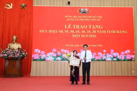 Phường Yên Sở trao Huy hiệu Đảng cho 60 Đảng viên