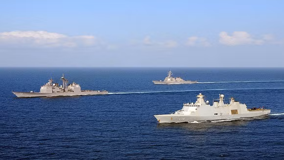 Tàu chiến Mỹ áp sát bờ biển, đợi lệnh tiến công Syria ảnh 1