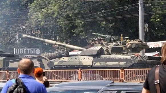 Ukraine đưa xe tăng và vũ khí hạng nặng vào thủ đô Kiev làm gì? ảnh 1