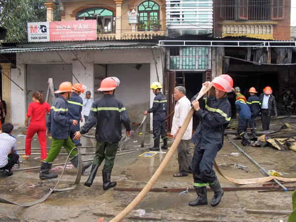 Cháy rụi ngôi nhà hai tầng giữa trưa ảnh 1