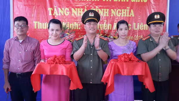 Trao tặng nhà tình nghĩa cho thương binh Nguyễn Khắc Liên ảnh 1