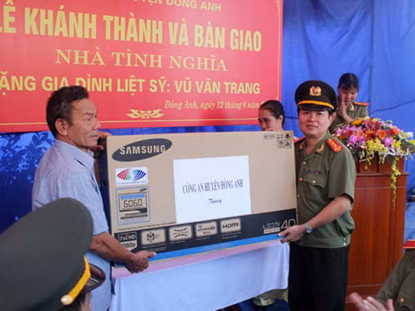 Công an huyện Đông Anh đóng góp 1 ngày lương xây nhà tình nghĩa ảnh 2
