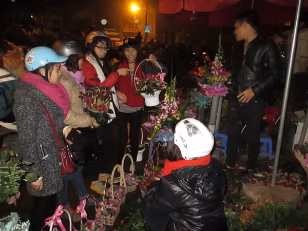 Chợ hoa Quảng Bá tấp nập trước ngày 8-3 ảnh 2