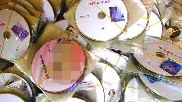 Phát hiện ô tô khách chở...1.700 đĩa VCD đồi trụy ảnh 1
