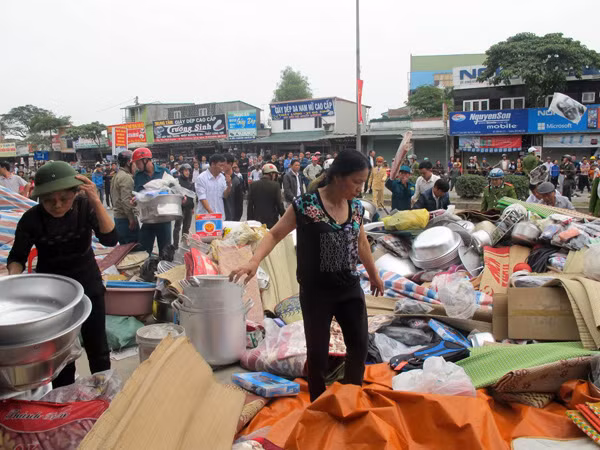 Cháy rụi ngôi nhà hai tầng giữa trưa ảnh 2