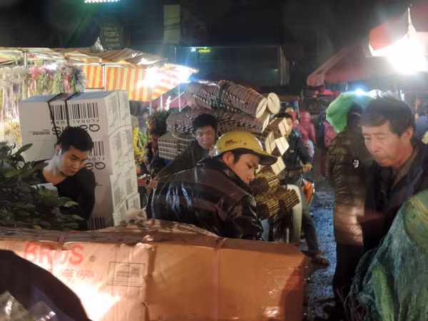 Chợ hoa Quảng Bá tấp nập trước ngày 8-3 ảnh 3