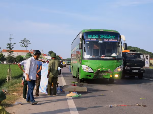 Đi bán rau lúc rạng sáng, bị xe khách tông tử vong ảnh 1