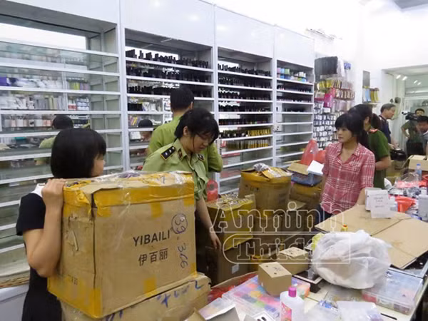 Hà Nội: Phát hiện cặp vợ chồng Trung Quốc kinh doanh hàng lậu ảnh 1