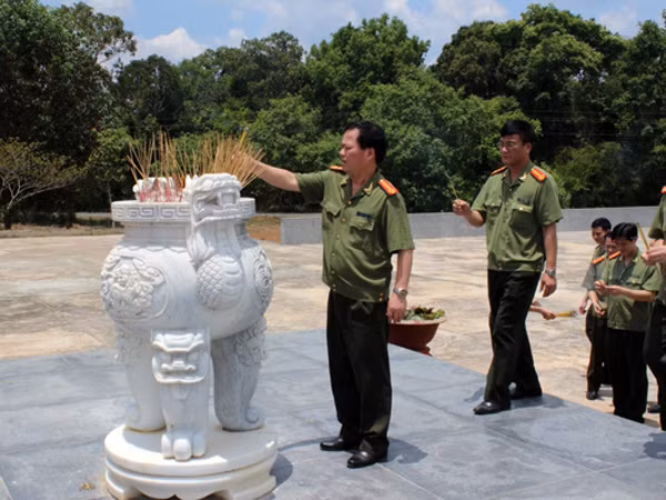 Cụm thi đua số 4 tổ chức về nguồn ảnh 1