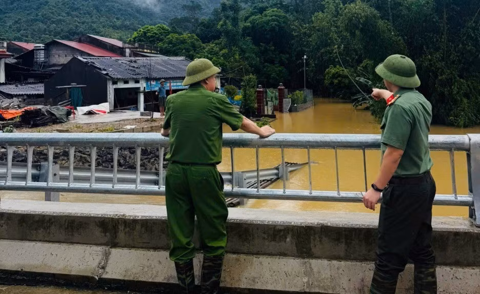 cong-an-xa-diem-he-truc-tiep-kiem-tra-nam-tinh-hinh-tai-khu-vuc-bi-ngap-tren-dia-ban.jpg
