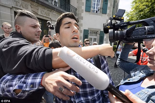 Chùm ảnh: Luis Suarez trước và sau phiên kháng cáo án phạt 4 tháng ảnh 5