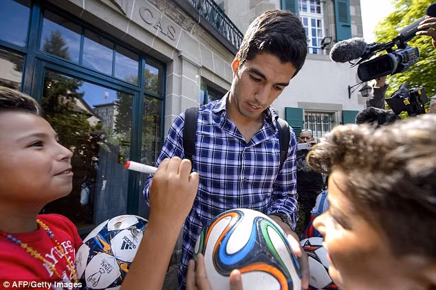 Chùm ảnh: Luis Suarez trước và sau phiên kháng cáo án phạt 4 tháng ảnh 6