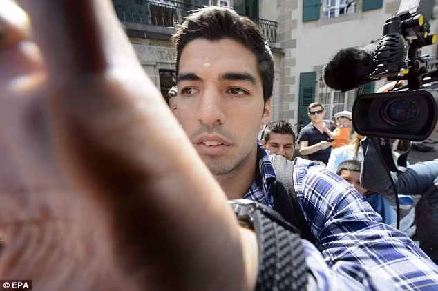 Chùm ảnh: Luis Suarez trước và sau phiên kháng cáo án phạt 4 tháng ảnh 8