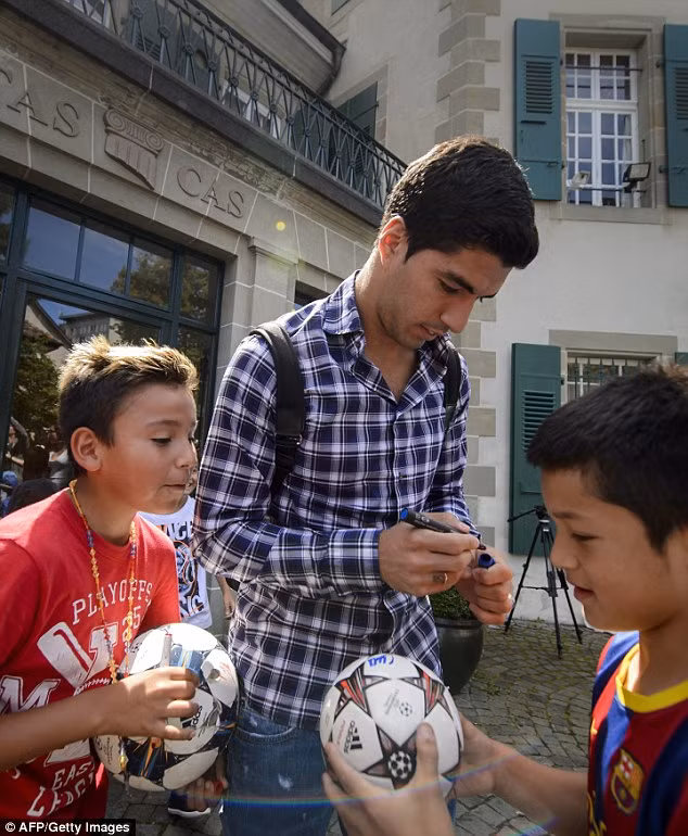 Chùm ảnh: Luis Suarez trước và sau phiên kháng cáo án phạt 4 tháng ảnh 7