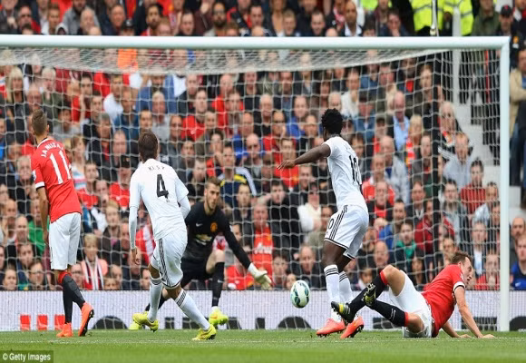 Louis van Gaal “méo xệch” mặt trong ngày mở màn thảm họa cùng M.U ảnh 2