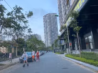Hà Nội đóng cửa công viên, người dân tấp nập ra vỉa hè, lòng đường tập thể dục