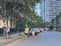 Hà Nội đóng cửa công viên, người dân tấp nập ra vỉa hè, lòng đường tập thể dục