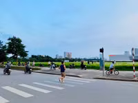Hà Nội đóng cửa công viên, người dân tấp nập ra vỉa hè, lòng đường tập thể dục