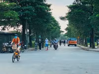Hà Nội đóng cửa công viên, người dân tấp nập ra vỉa hè, lòng đường tập thể dục