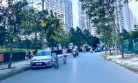 Hà Nội đóng cửa công viên, người dân tấp nập ra vỉa hè, lòng đường tập thể dục