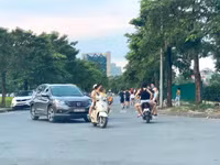 Hà Nội đóng cửa công viên, người dân tấp nập ra vỉa hè, lòng đường tập thể dục