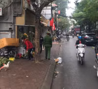 Tuyên truyền nhắc nhở hộ kinh doanh không lấn chiếm vỉa hè, phố hoa cây cảnh trên đường Hoàng Hoa Thám