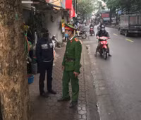 Tuyên truyền nhắc nhở hộ kinh doanh không lấn chiếm vỉa hè, phố hoa cây cảnh trên đường Hoàng Hoa Thám