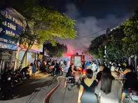 Dập tắt đám cháy nhà dân tại quận Hoàng Mai
