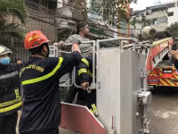 Hình ảnh thót tim bé gái được cứu nạn trong đám cháy