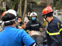 Hình ảnh thót tim bé gái được cứu nạn trong đám cháy
