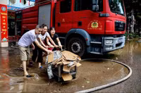 Hình ảnh chiến sỹ Công an khắc phục hậu quả sau khi nước sông Hồng rút 