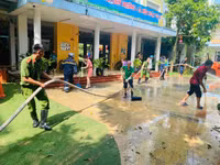 Hình ảnh chiến sỹ Công an khắc phục hậu quả sau khi nước sông Hồng rút 