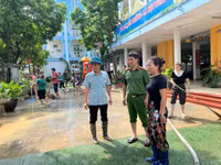 Hình ảnh chiến sỹ Công an khắc phục hậu quả sau khi nước sông Hồng rút 