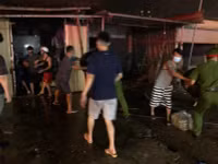 Lực lượng Công an trắng đêm cứu hộ tài sản giúp dân trong vụ cháy ki ốt