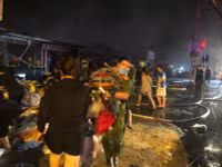 Lực lượng Công an trắng đêm cứu hộ tài sản giúp dân trong vụ cháy ki ốt