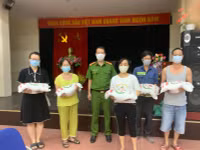  Công an phường Xuân La trao gạo và nhu yếu phẩm cho những người dân ở vùng cách ly 