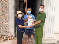  Công an phường Xuân La trao gạo và nhu yếu phẩm cho những người dân ở vùng cách ly 