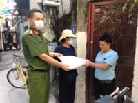  Công an phường Xuân La trao gạo và nhu yếu phẩm cho những người dân ở vùng cách ly 