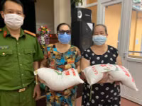  Công an phường Xuân La trao gạo và nhu yếu phẩm cho những người dân ở vùng cách ly 