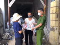  Công an phường Xuân La trao gạo và nhu yếu phẩm cho những người dân ở vùng cách ly 