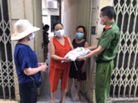  Công an phường Xuân La trao gạo và nhu yếu phẩm cho những người dân ở vùng cách ly 