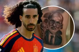 Cucurella xăm hình HLV tuyển Tây Ban Nha sau chức vô địch World Cup