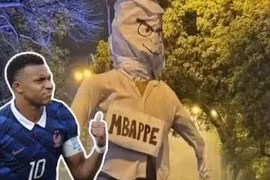 Cổ động viên Paraguay đốt, làm nổ tung hình nộm Mbappe