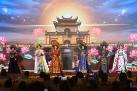 Ngày hội Áo dài - Dân vũ "Duyên dáng áo dài - bản lĩnh hội nhập, tỏa sáng phụ nữ Công an Thủ đô"