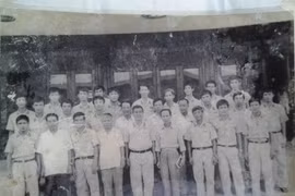“Các đồng chí hãy ngẩng cao đầu vì Quốc kỳ mà đá!”