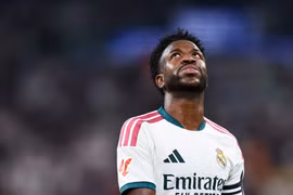 HLV Mourinho thua trận thứ hai, Real Madrid bị Barcelona bỏ xa