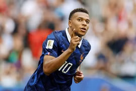 Mbappe lập cú đúp cho Pháp trong hiệp 2 (Ảnh: The Guardian)